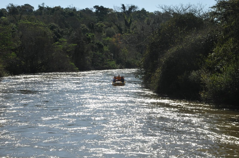 Las angostas islas que se forman en el río Iguazú Superior, forman la selva en galería que recorrerán y descubrirán acompañados de un lugareño