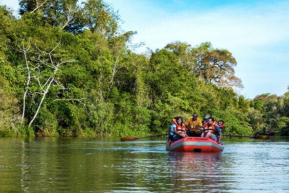 Las angostas islas que se forman en el río Iguazú Superior, forman la selva en galería que recorrerán y descubrirán acompañados de un lugareño